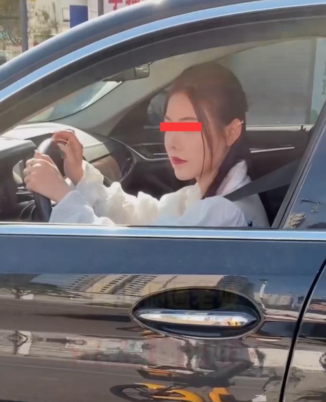 杏彩体育汽车资讯开小黄车的段子湖南:女子开宝马偶遇丈夫看见其骑一辆小黄车假装不认