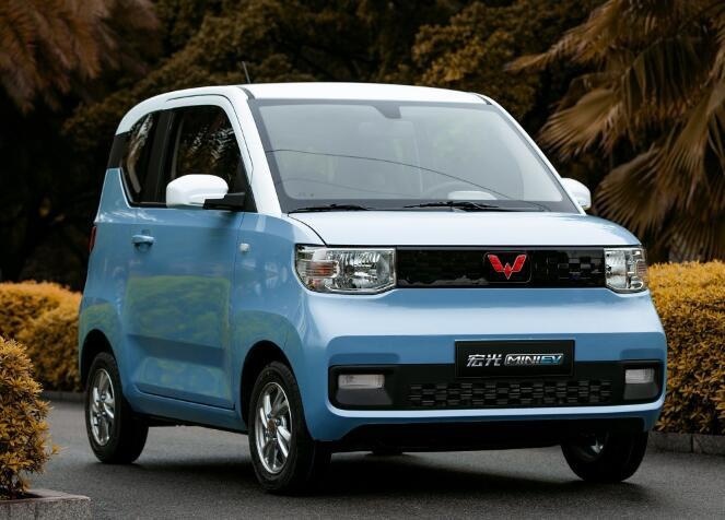 杏彩体育,宏光MINI“弟弟”NANO EV实车 续航超300km 两座版